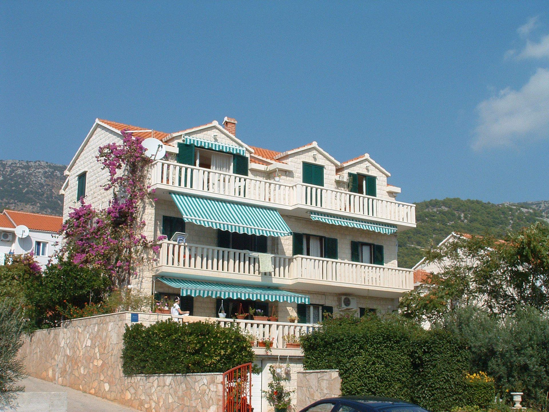 Appartamenti e camere Mate 1 - 130 m from sea: A1 Zeleni(2+2), R1 Zuta(2), R2 Roza(2) Bol - Isola di Brac 