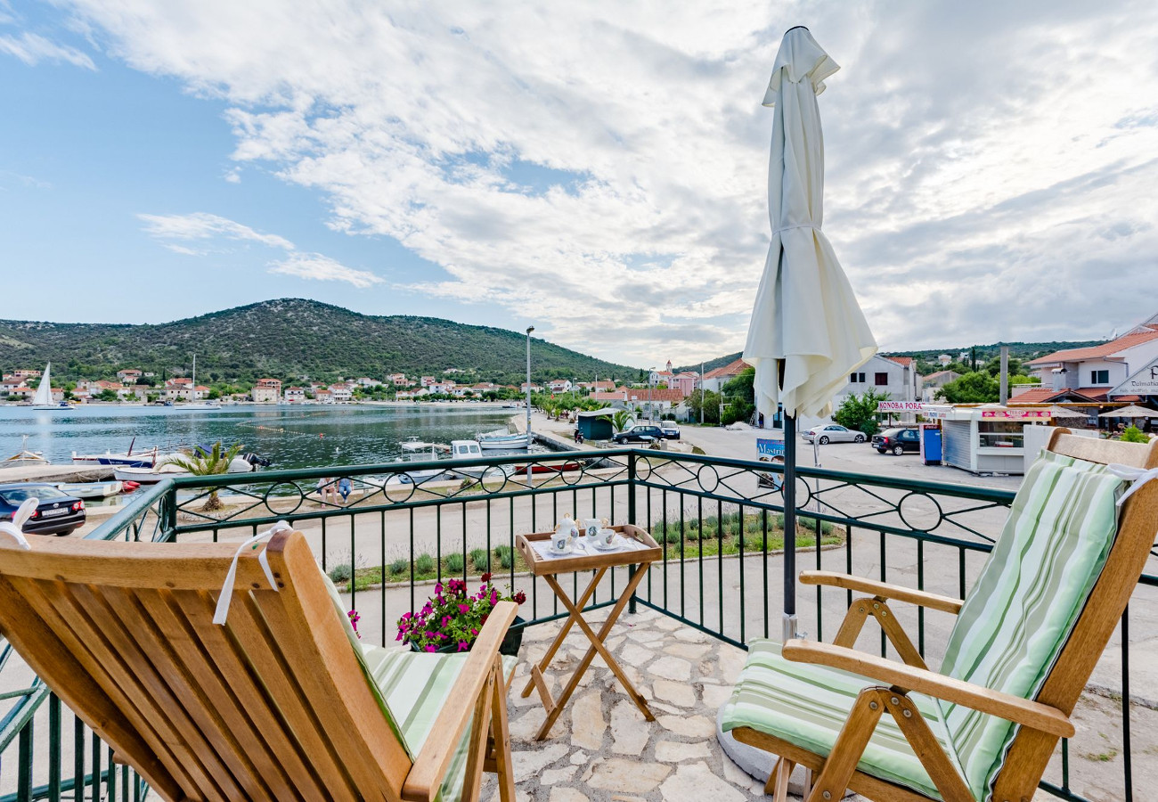 Casa vacanza Dinko - 20 m from sea: H(4+1) Vinisce - Riviera Trogir  - Croazia